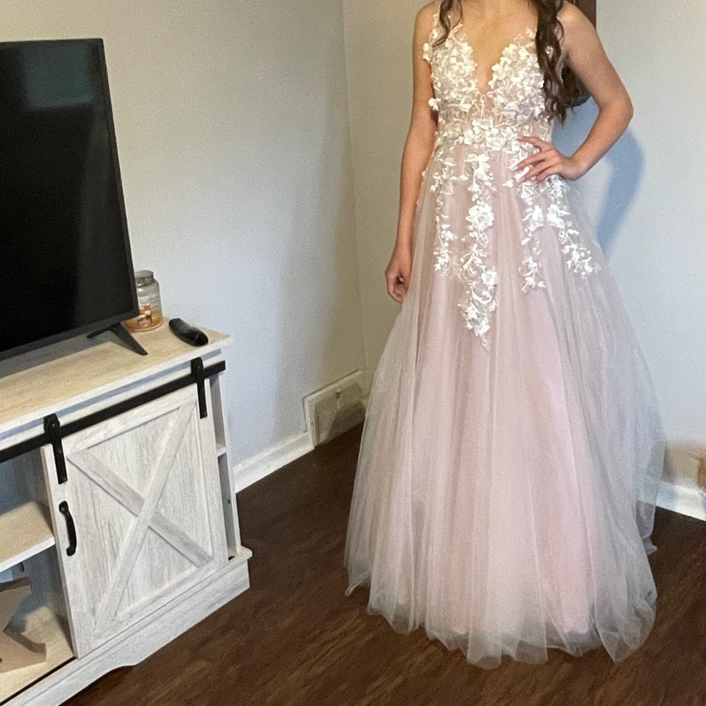 Elegant Pink and White Floral Gown - Picture 4 of 16